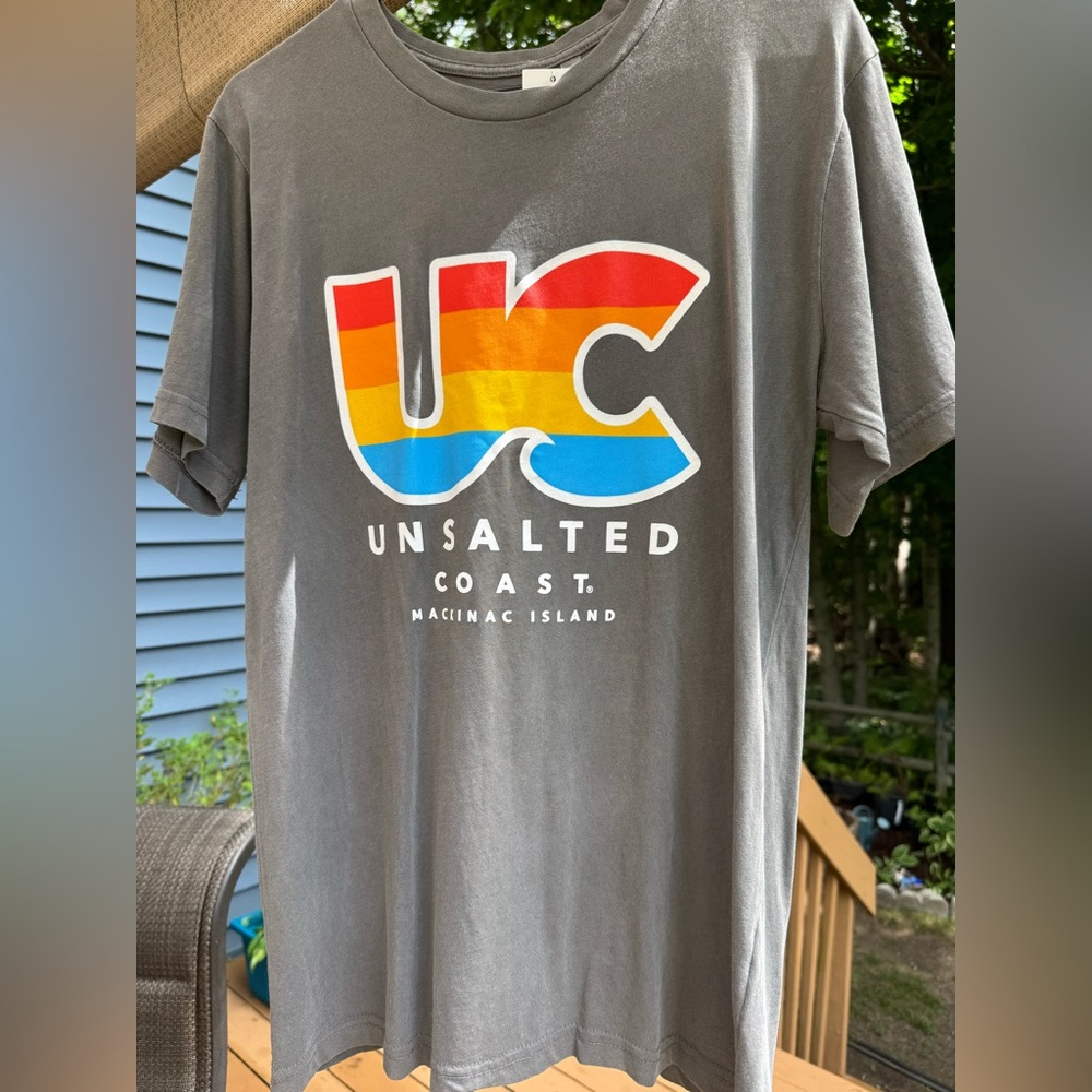 men’s medium, unsalted Coast, Gray Graphic Tee